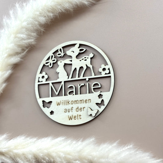 Willkommen auf der Welt - Geschenk zur Geburt personalisiert - Holzschild mit Reh, Hase und Schmetterlingen