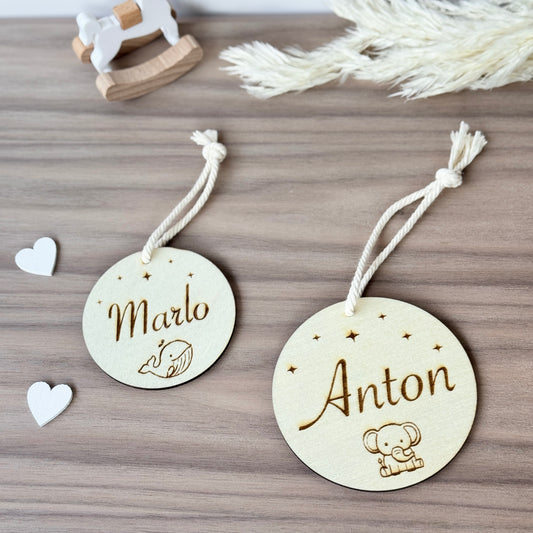 Baby Geschenkanhänger Namensschild zur Geburt personalisiert aus Holz- Mit Name graviert
