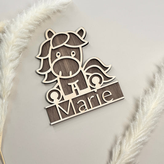 Namensschild für Kinderzimmer aus Holz mit süßem Pferd