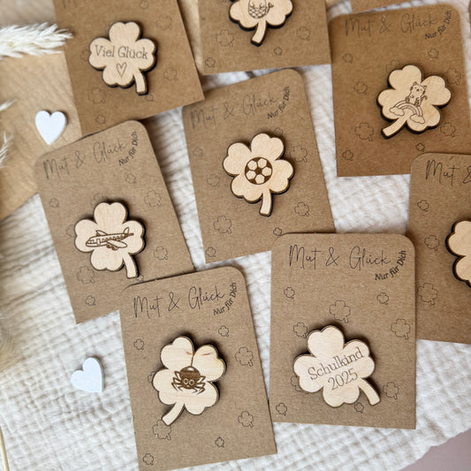 Mut & Glück - Nur für Dich! , Mutmacher zur Einschulung Kleeblatt aus Holz Glücksbringer mit süßem Tiermotiv, Schulkind 2025