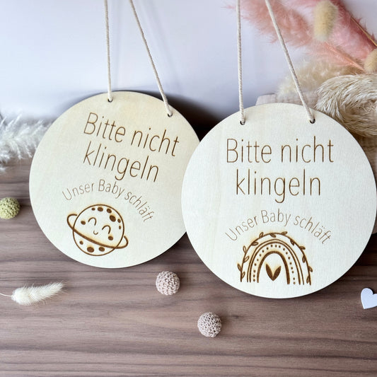 Türschild „Bitte nicht klingeln – Baby schläft“ aus Holz – rundes Schild mit-Band