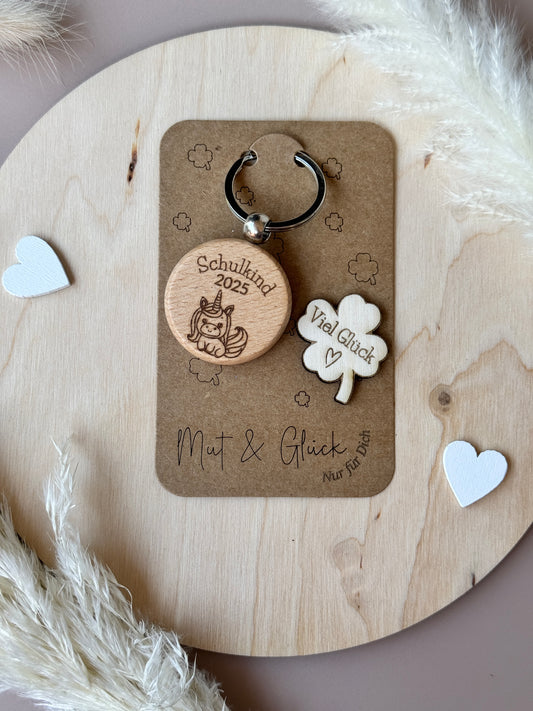 Schlüsselanhänger mit Glücksbringer Schulkind 2025 und Kleeblatt - Mutmacher Set zur Einschulung Geschenk