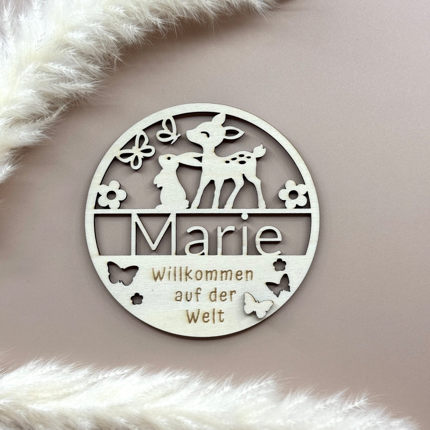 Willkommen auf der Welt - Geschenk zur Geburt personalisiert - Holzschild mit Reh, Hase und Schmetterlingen