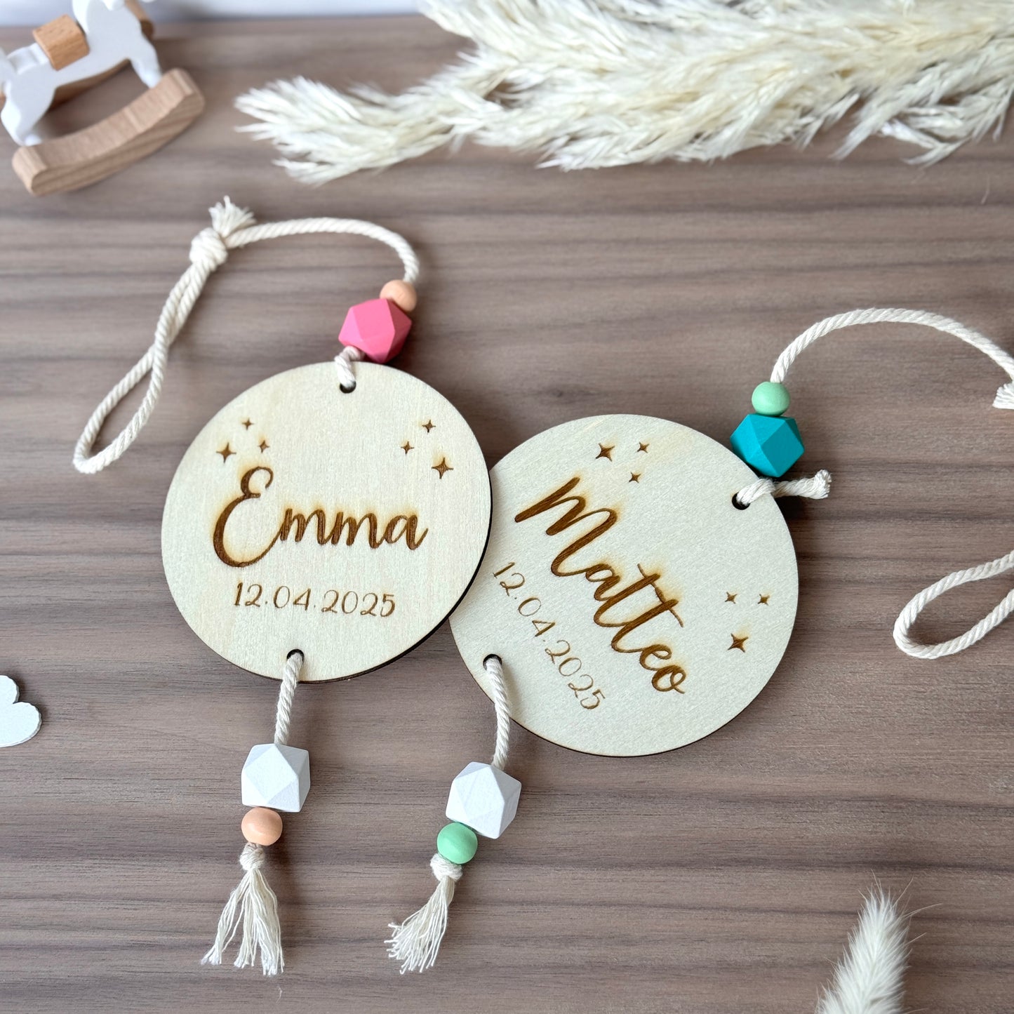Personalisiertes Namensschild Baby mit Holzperlen