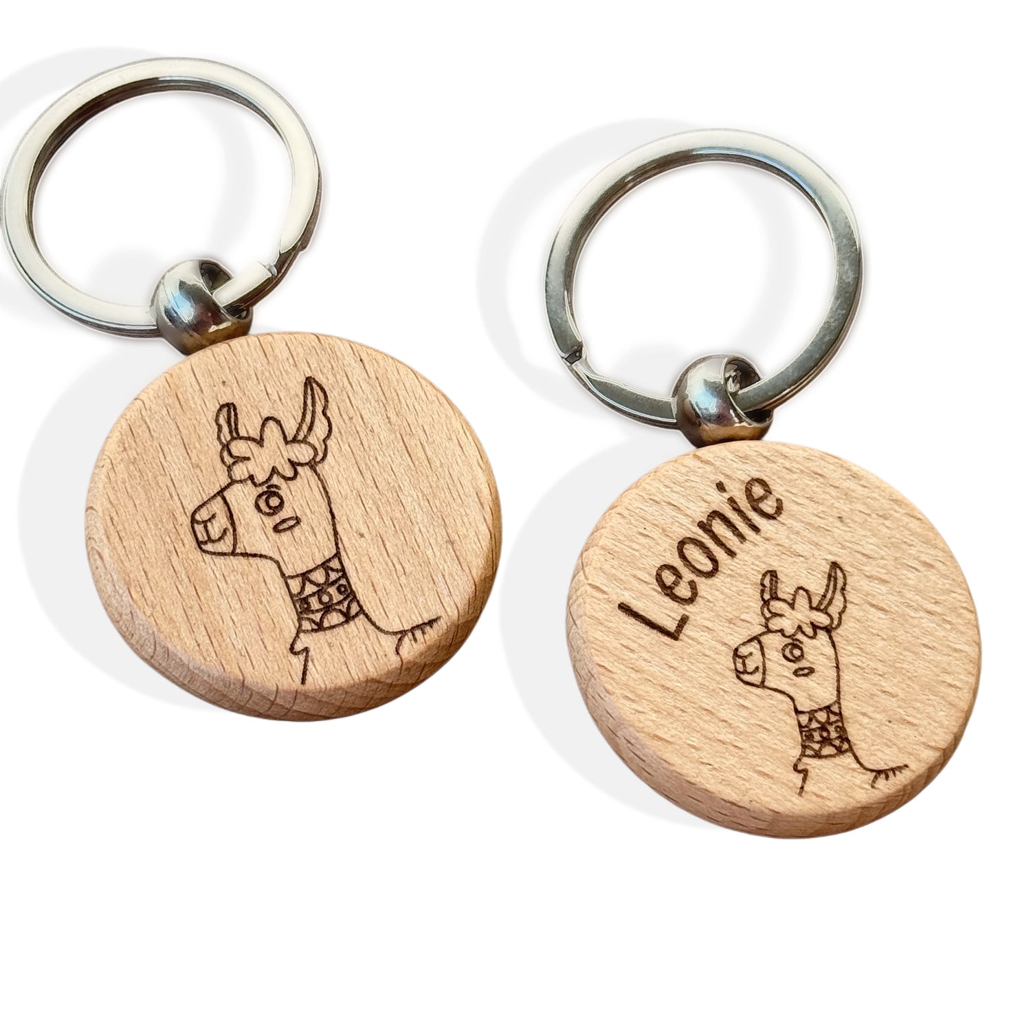 Personalisierte Schlüsselanhänger aus Holz – liebevoll graviert, handgemacht & perfekt als Geschenk. Für Mama, Papa, Schulkind & besondere Anlässe.

