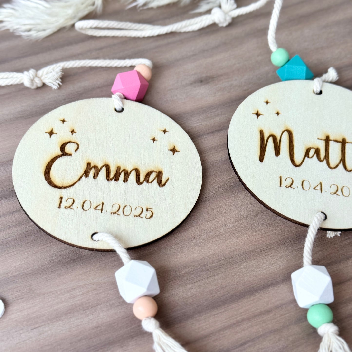 Personalisiertes Namensschild Baby mit Holzperlen