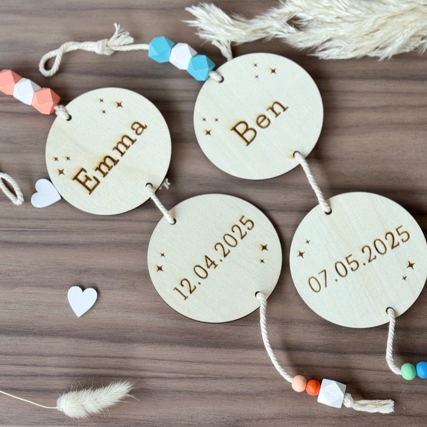 Namenskette Baby Personalisierte Holzdeko mit Name & Geburtsdatum – 2er-Kreisanhänger mit Makramee