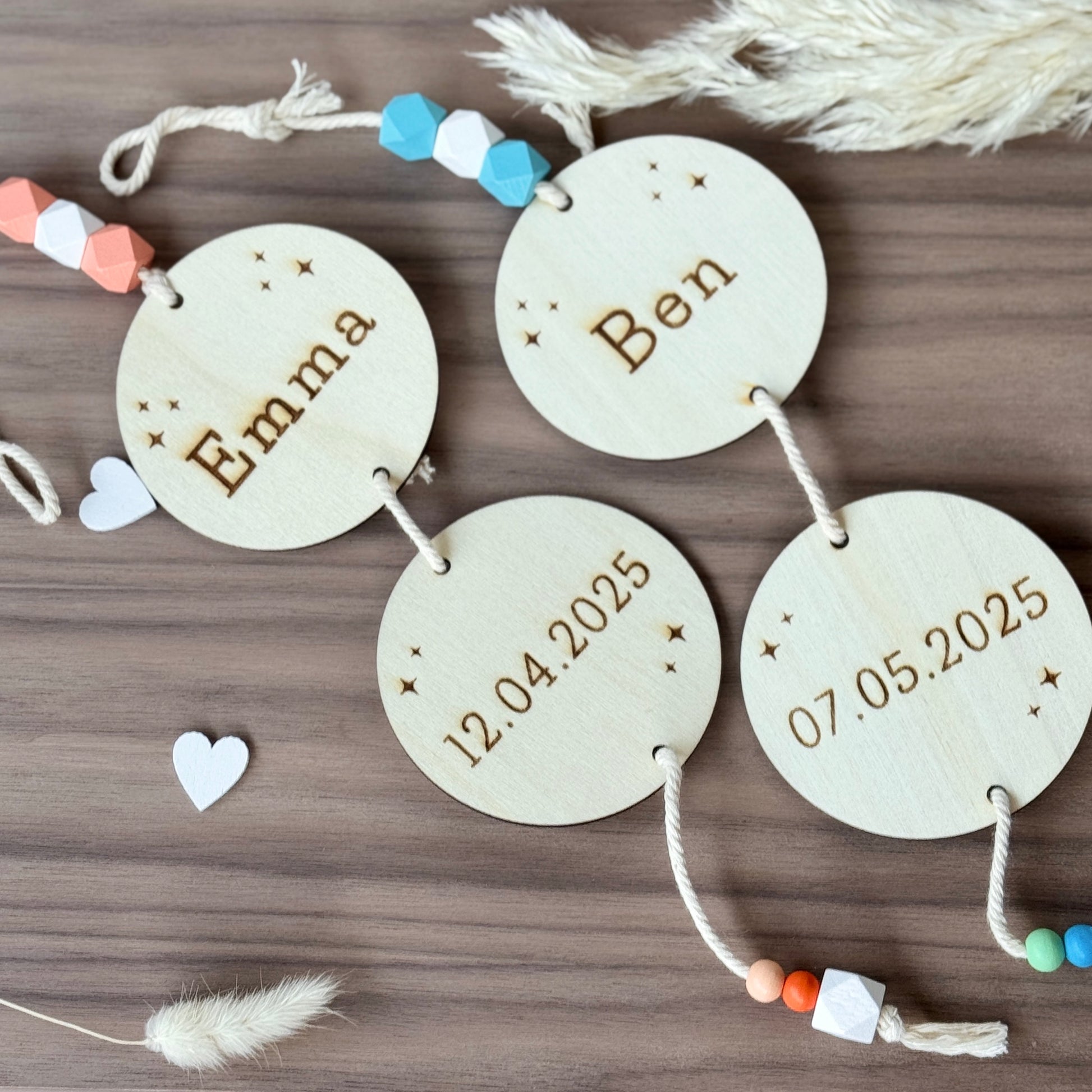 Namenskette Baby Personalisierte Holzdeko mit Name & Geburtsdatum – 2er-Kreisanhänger mit Makramee