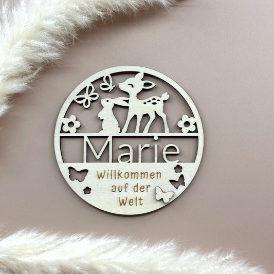 Willkommen auf der Welt - Geschenk zur Geburt personalisiert - Holzschild mit Reh, Hase und Schmetterlingen
