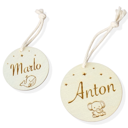 Baby Geschenkanhänger Namensschild zur Geburt personalisiert aus Holz- Mit Name graviert